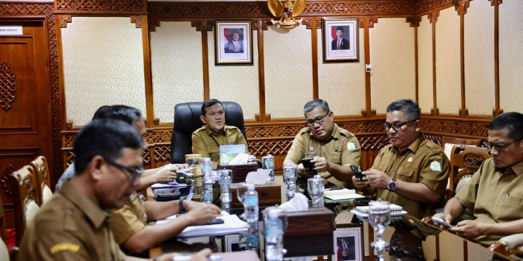 Wakil Gubernur Aceh, H. Fadhlullah saat memimpin rapat koordinasi pemutakhiran rencana kebutuhan rumah pascabencana hidrometeorologi Aceh yang diikuti para Bupati/Wali Kota terdampak bencana secara virtual. (Dok. Biro Adpim Sekda Aceh)