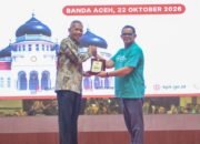 Pj Sekda Aceh, Taufik memberikan piagam setelah kegiatan selesai kepada Wakil Ketua KPK RI, Ibnu Basuki Widodo dengan bersalaman hangat. (Dok. Biro Humas Pemprov Aceh)