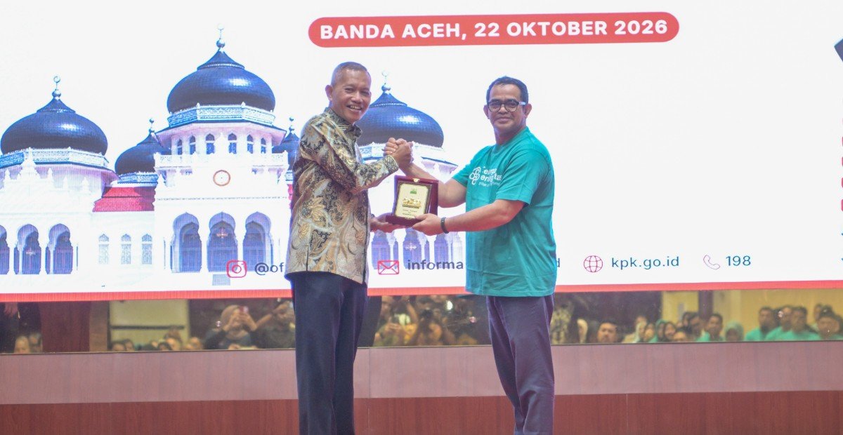 ‎Pj Sekda Aceh, Taufik memberikan piagam setelah kegiatan selesai kepada Wakil Ketua KPK RI, Ibnu Basuki Widodo dengan bersalaman hangat. (Dok. Biro Humas Pemprov Aceh)