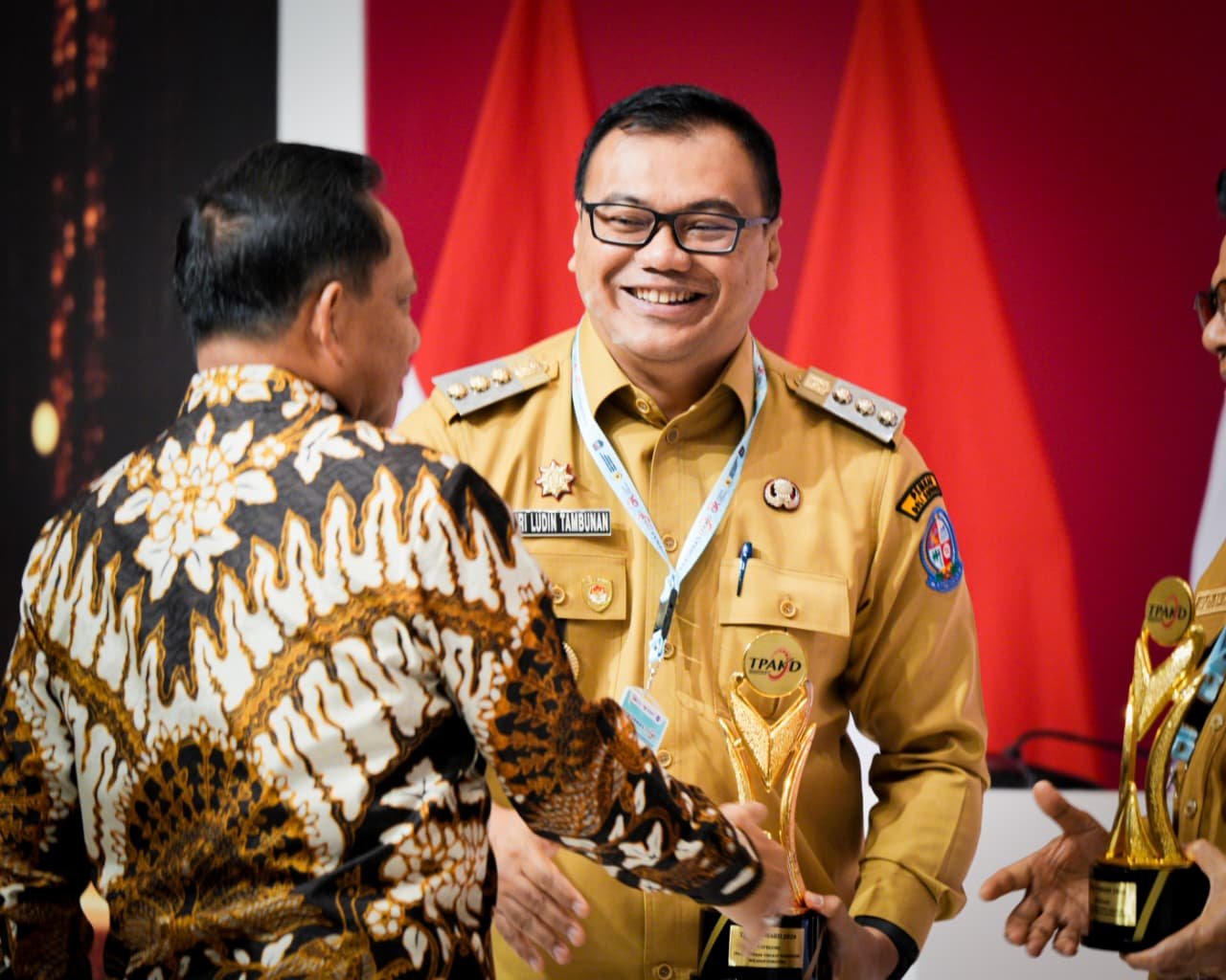 Bupati Deli Serdang, Asri Ludin Tambunan menerima piala penghargaan langsung dari Mendagri, Tito Karnavian. (Dok. Diskominfostan Deli Serdang)