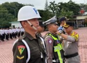 Kapolres Nagan Raya AKBP Muhamad Taufiq memeriksa personel saat apel gelar pasukan Operasi Patuh Seulawah 2026 di halaman Polres Nagan Raya. (Dok. Humas Polres Nagan Raya)
