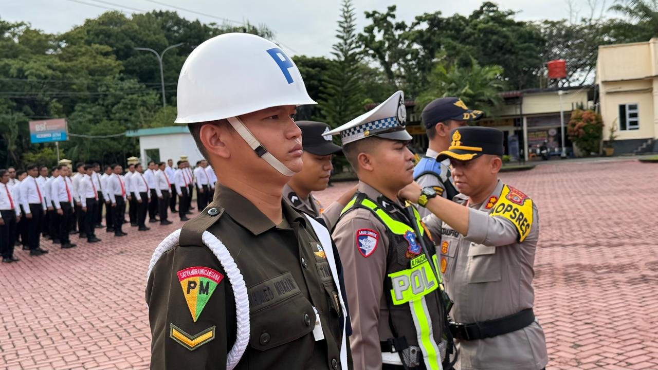 Kapolres Nagan Raya AKBP Muhamad Taufiq memeriksa personel saat apel gelar pasukan Operasi Patuh Seulawah 2026 di halaman Polres Nagan Raya. (Dok. Humas Polres Nagan Raya)