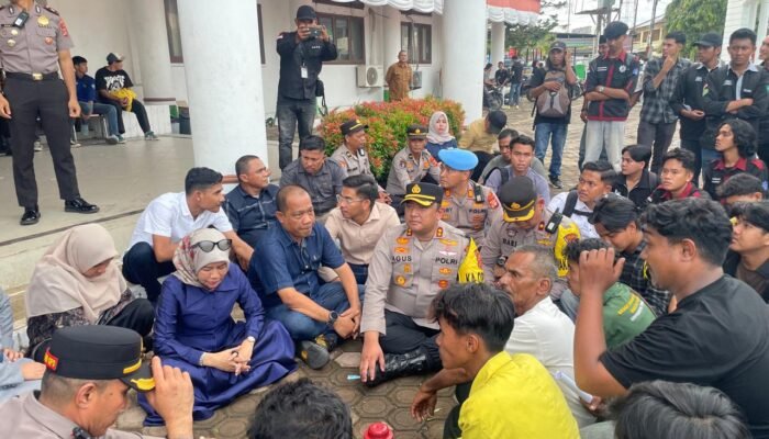 AKBP Agus Sulistianto Turun Langsung Amankan Aksi Unjuk Rasa Mahasiswa di DPRK Aceh Barat
