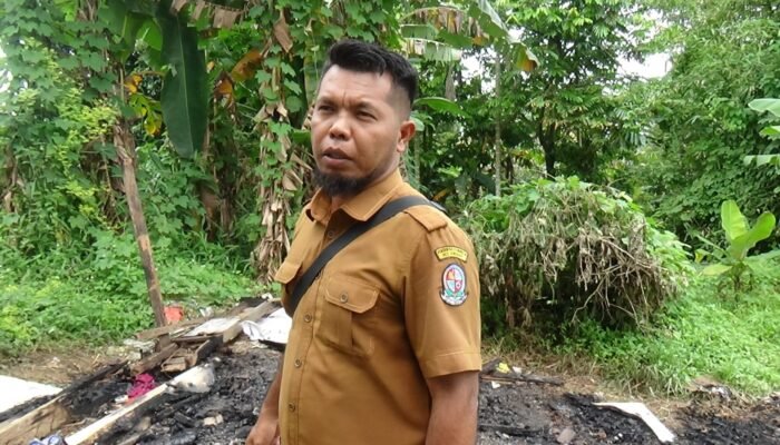 Kadus III Selambo Bongkar dan Bakar Barak Liar yang Diduga Jadi Sarang Narkoba