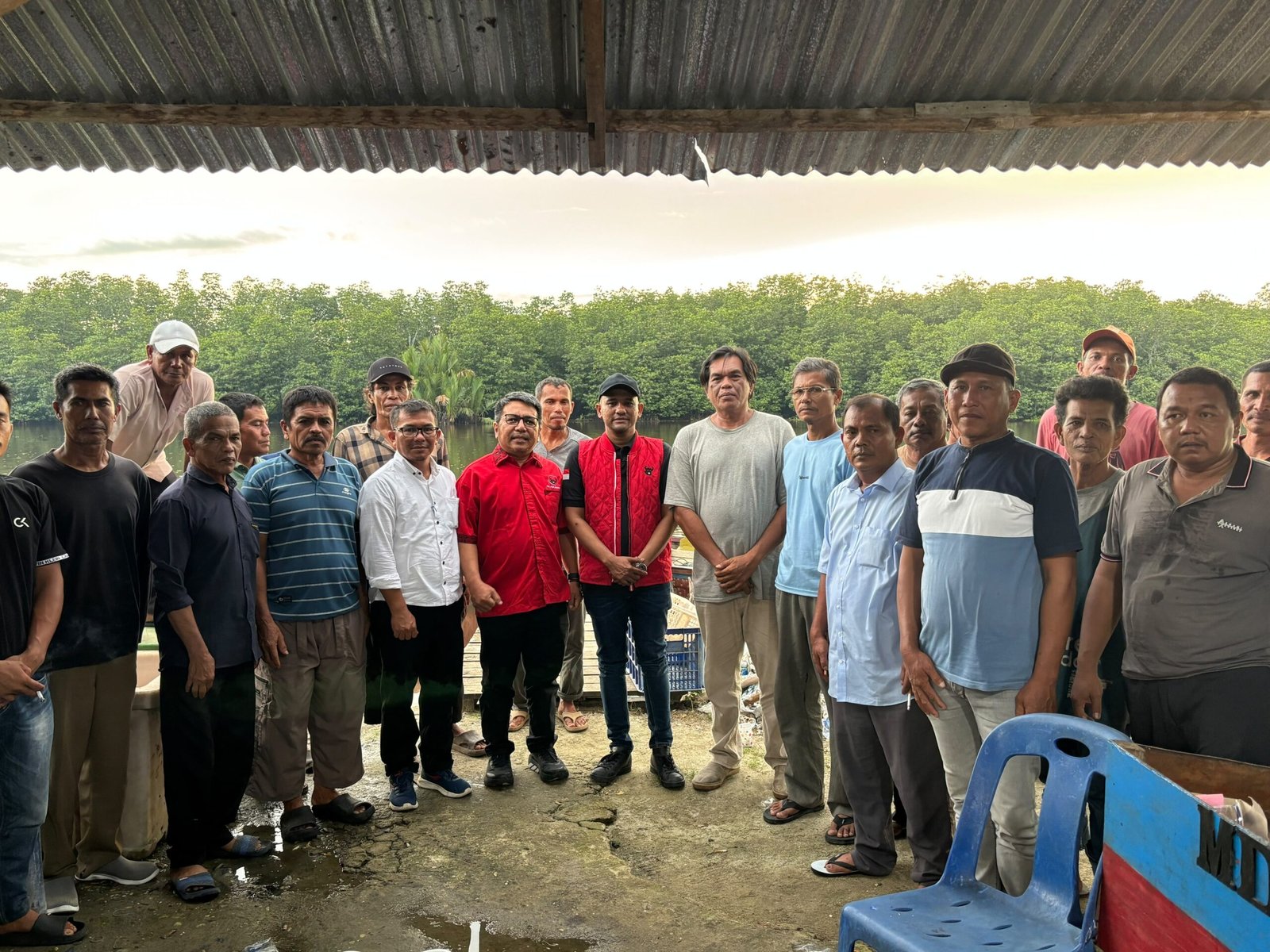 Anggota DPR RI Jamaluddin Idham (rompi merah) foto bersama dengan warga Gosong Telaga. (Dok. Ist)