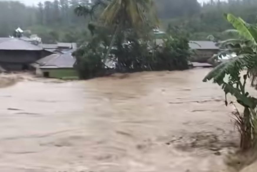 Banjir menerjang rumah para warga Desa Badak. (Dok. Ist)