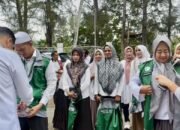 Wakil Wali Kota Banda Aceh, Afdhal Khalilullah memasang rompi kepada petugas lapangan sebagai simbolis pelepasan. (Dok. Baitul Mal Banda Aceh)