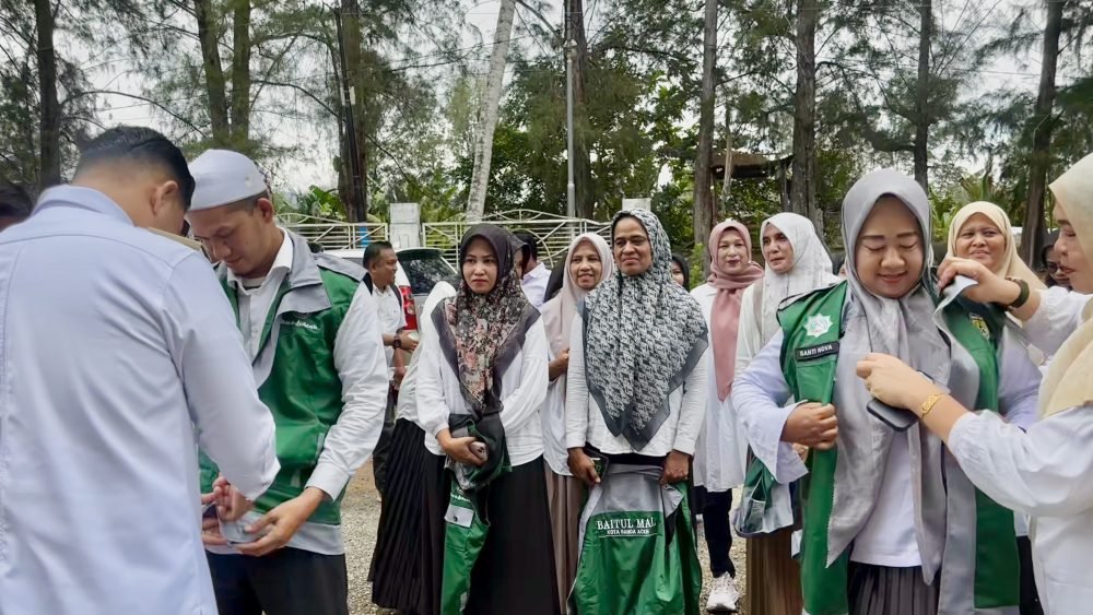 Wakil Wali Kota Banda Aceh, Afdhal Khalilullah memasang rompi kepada petugas lapangan sebagai simbolis pelepasan. (Dok. Baitul Mal Banda Aceh)