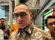 Kepala Eksekutif Pengawas Pasar Modal, Keuangan Derivatif dan Bursa Karbon OJK, Hasan Fawzi. (ANTARA/ Muhammad Heriyanto)