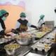 Ilustrasi: Pegawai dapur MBG mempersiapkan porsi makanan untuk disalurkan kepada penerima manfaat. (dok. Biro Humas BGN).
