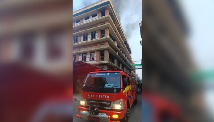 Kampus Medistra Lubuk Pakam Terbakar, Mahasiswa Panik Berhamburan Keluar