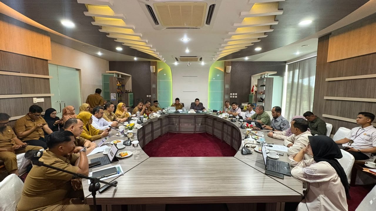 Rapat yang dipimpin oleh Wakil Wali Kota Banda Aceh, Afdhal Khalilullah sedang berlangsung. (Dok. Humas Pemko Banda Aceh)