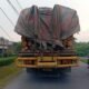 Truk Bermuatan Kayu Gelondongan Melintas di Permukiman Percut Sei Tuan, Warga Khawatir