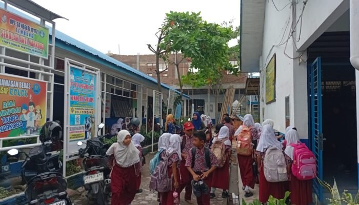 Siswa SD Negeri 101771 Tembung Tetap Bersekolah di Tengah Kabut Asap