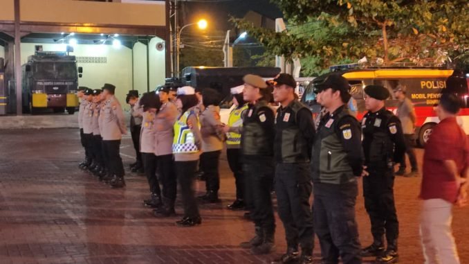 Personel Satpol PP WH dan Polresta Banda Aceh bersiap untuk melaksanakan operasi. (Dok. Humas Satpol PP WH)