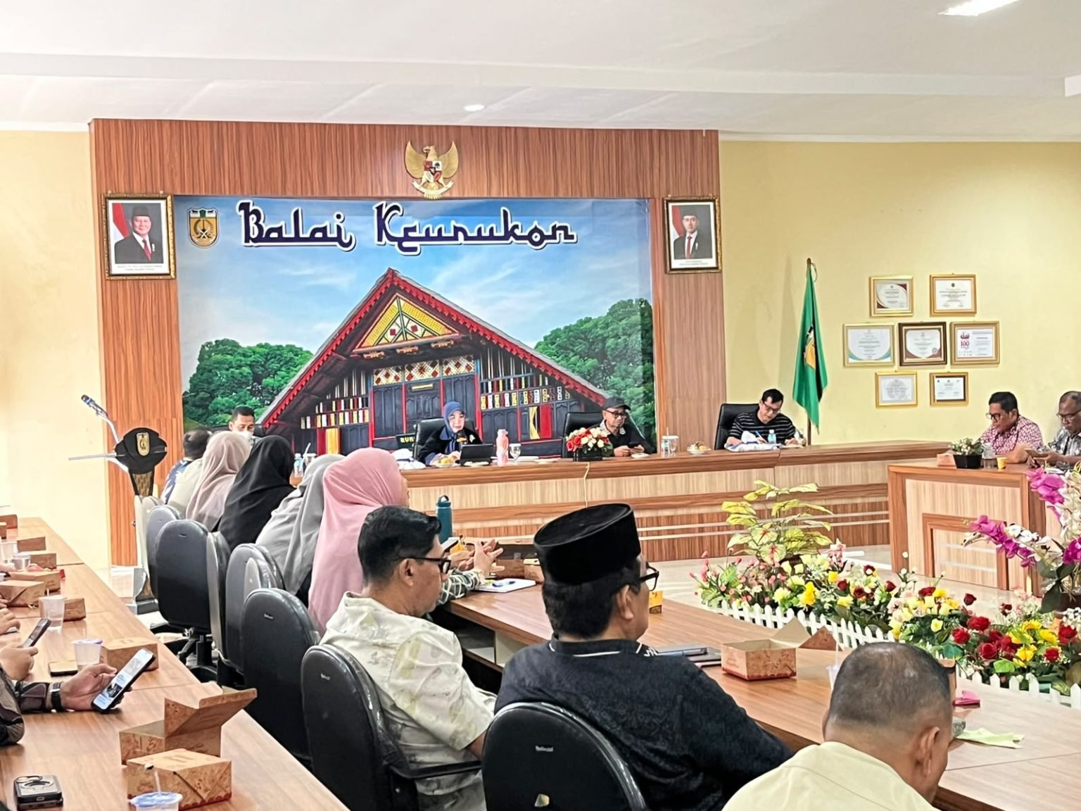 Wali Kota Banda Aceh Illiza Sa’aduddin Djamal memberikan sambutan dan arahan saat membuka Kegiatan FGD Review dan Pendalaman Kurikulum serta Modul Banda Aceh Academy di Balai Keurukoen. (Dok. Diskominfotik Banda Aceh)