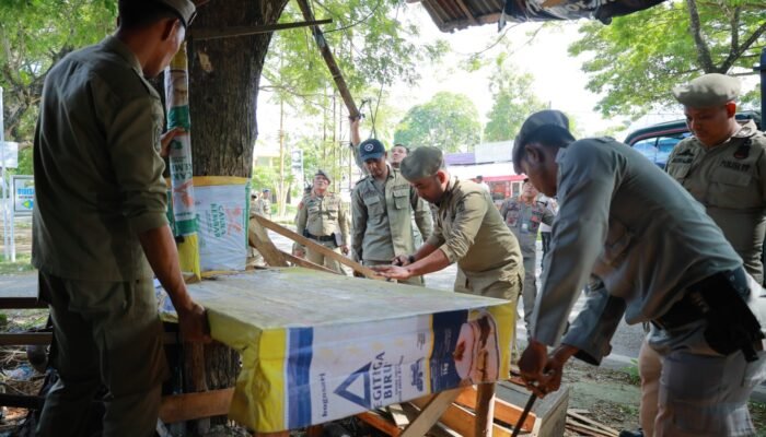 Satpol PP dan WH Tertibkan Lapak Liar di Kawasan Bandara SIM