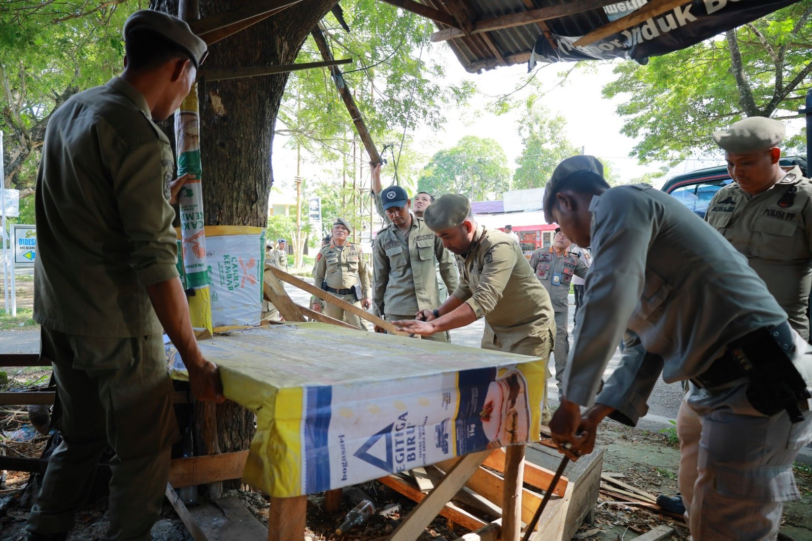 Satpol PP dan WH Aceh Besar sedang melakukan pembongkaran bangunan liar. (Dok. Humas Pemkab Aceh Besar)