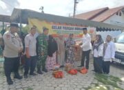 Camat Kuta Baro, Zahrul Fuadi menyerahkan paket sembako Gerakan Pangan Murah kepada masyarakat secara simbolis di halaman Meunasah Gampong Lamceu. (Dok. Humas Pemkab Aceh Besar)