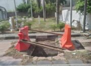 Salah satu manhole rusak di trotoar yang sudah ditutup menggunakan road barrier dan papan kayu. (Dok. Dinas PUPR Kota Banda Aceh)