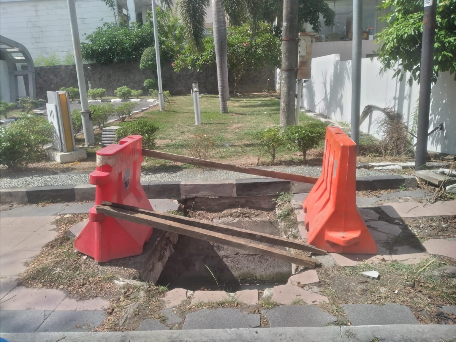 Salah satu manhole rusak di trotoar yang sudah ditutup menggunakan road barrier dan papan kayu. (Dok. Dinas PUPR Kota Banda Aceh)