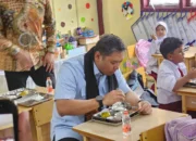 Kepala BGN Sudaryono menyantap menu MBG menggunakan ompreng bersama para siswa di salah satu ruang kelas. (Dok. Ist)
