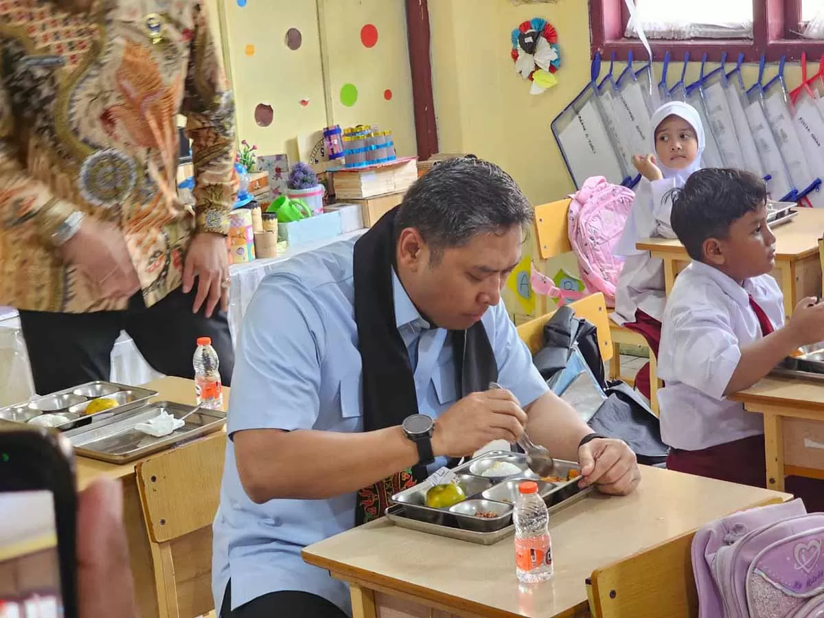 Kepala BGN Sudaryono menyantap menu MBG menggunakan ompreng bersama para siswa di salah satu ruang kelas. (Dok. Ist)