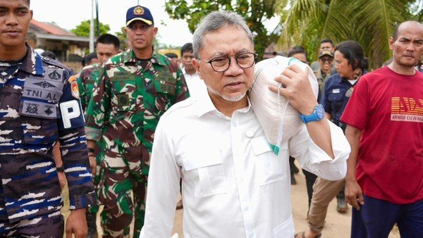 Menko Pangan Zulkifli Hasan membawa bantuan untuk korban banjir-longsor di Padang pada 30 November 2026. (Dok. Ist)