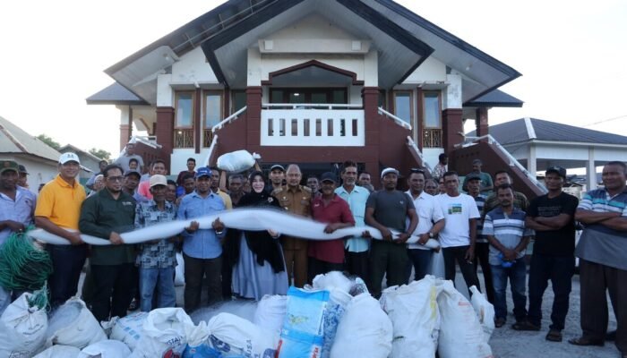 Wali Kota Serahkan Bantuan Jaring kepada Nelayan Tradisional di Banda Aceh