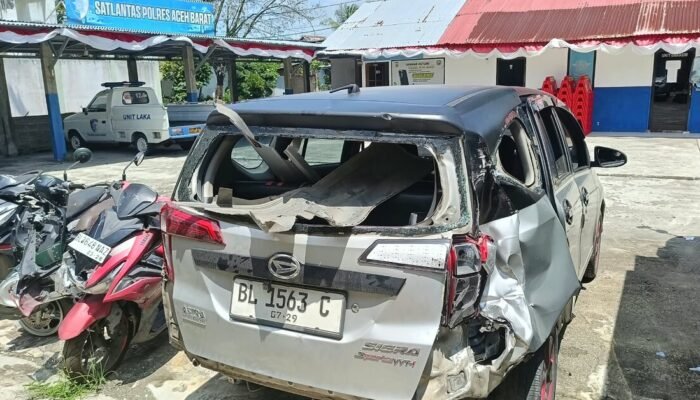 Diduga Microsleep, Dump Truck Hantam Daihatsu Sigra di Langung
