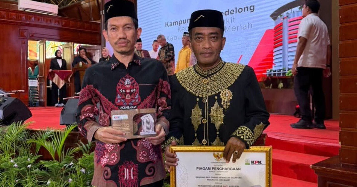 Bupati Aceh Barat Tarmizi menerima penghargaan desa percontohan antikorupsi untuk Desa Pasi Pinang