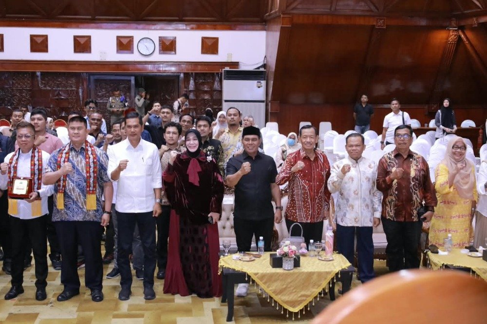 Foto bersama usai pelantikan pengurus Forum Pimred Multimedia Indonesia Aceh. (Dok. Prokopim Pemkab Aceh Besar)