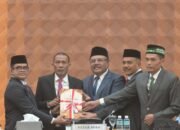 Penyerahan secara resmi dokumen Rancangan Qanun Aceh tentang APBA 2027 dari Pemerintah Aceh kepada pimpinan DPRA. (Dok. Humas Pemprov Aceh)