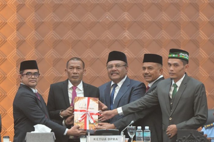 Penyerahan secara resmi dokumen Rancangan Qanun Aceh tentang APBA 2027 dari Pemerintah Aceh kepada pimpinan DPRA. (Dok. Humas Pemprov Aceh)
