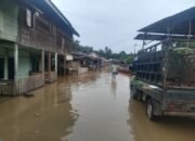 Seorang warga sedang melintasi banjir. (Dok. BPBD Subulussalam)